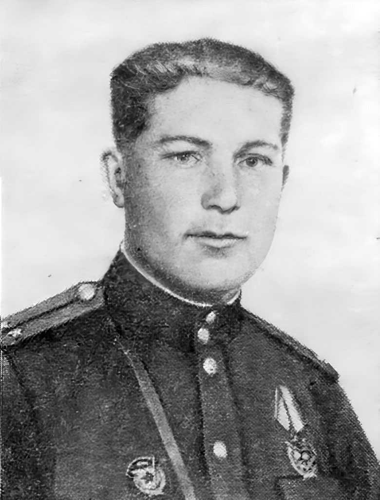 (фото: Герой Советского Союза гвардии лейтенант П. И. Морозов)