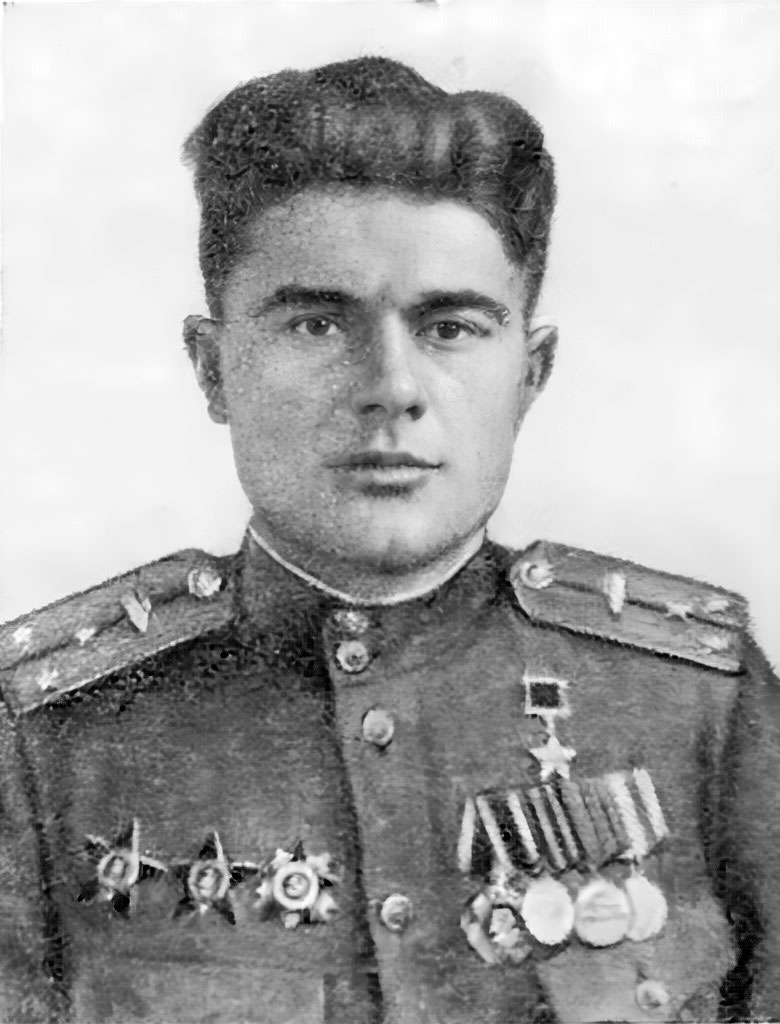 (фото: Герой Советского Союза гвардии старший лейтенант В. И. Васильев (снимок 1944 г.))