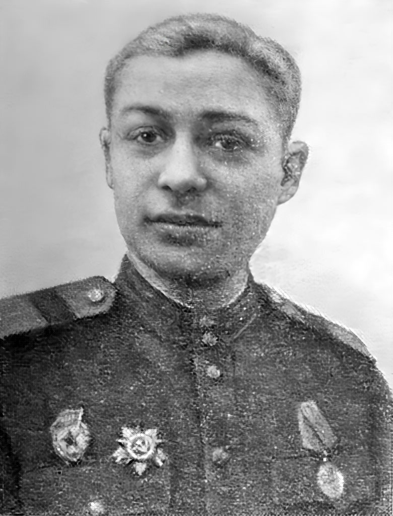 (фото: Герой Советского Союза гвардии старший сержант В. А. Сажвенов)