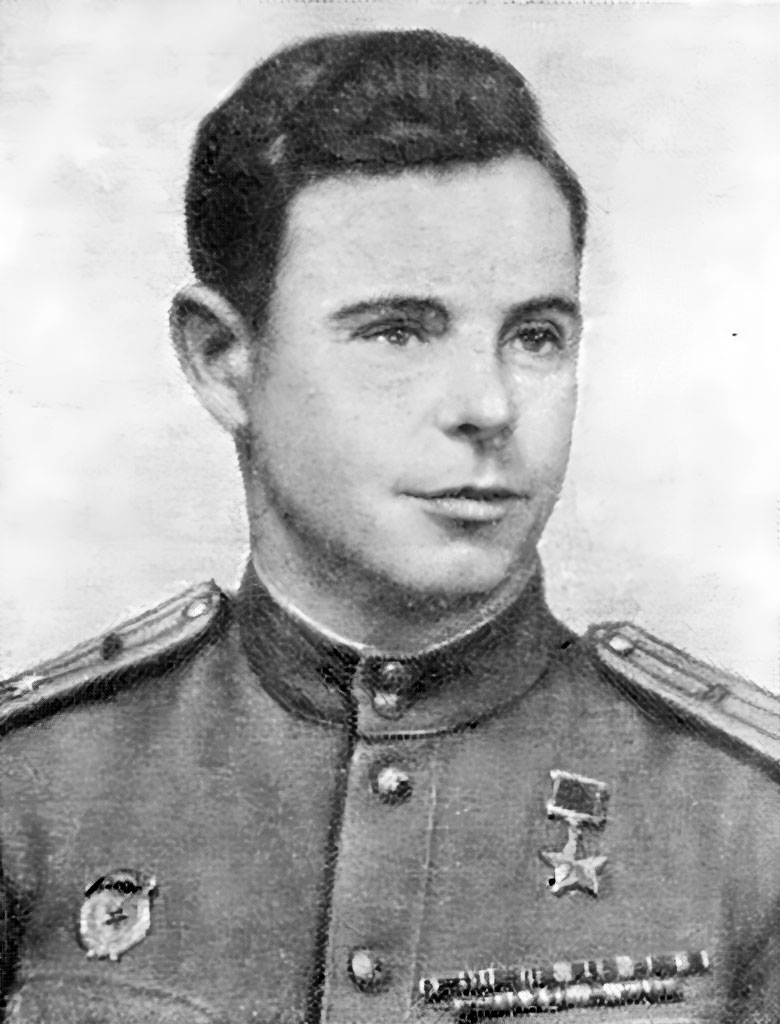 (фото: Герой Советского Союза гвардии майор П. Т. Ивушкин)