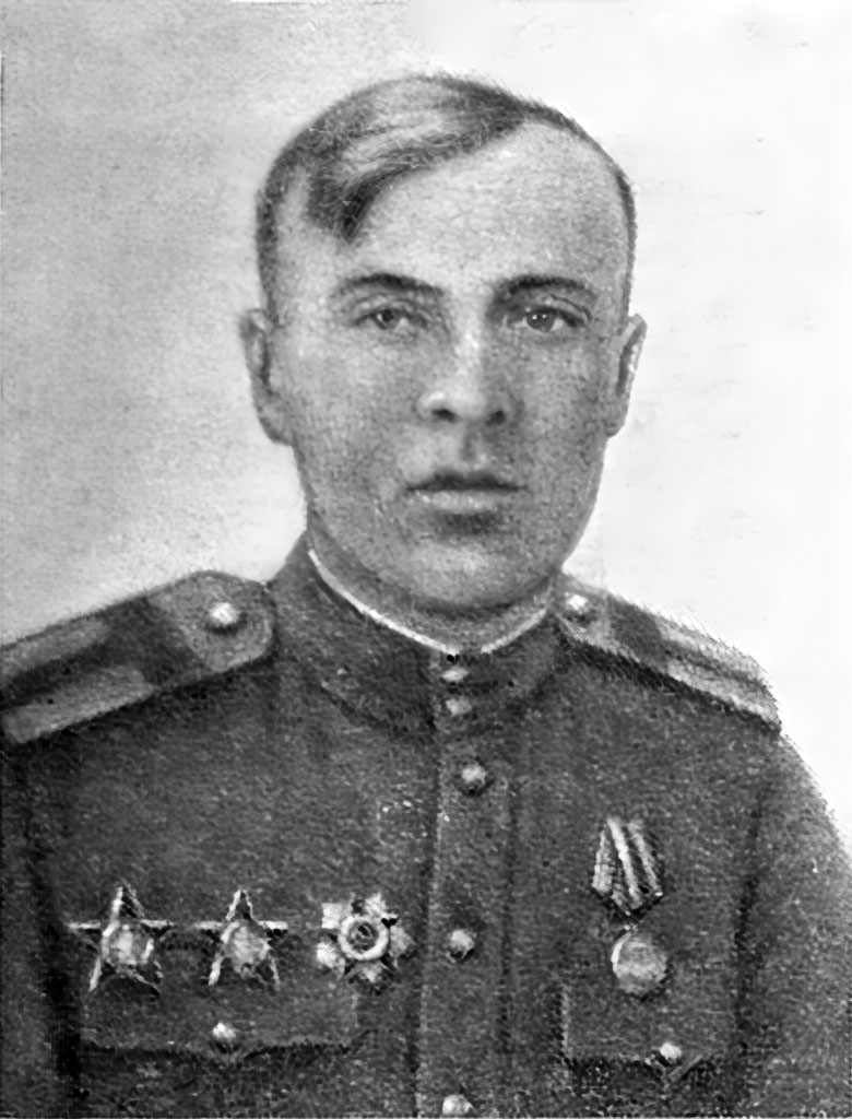 (фото: Герой Советского Союза гвардии старшина М. И. Денисов)