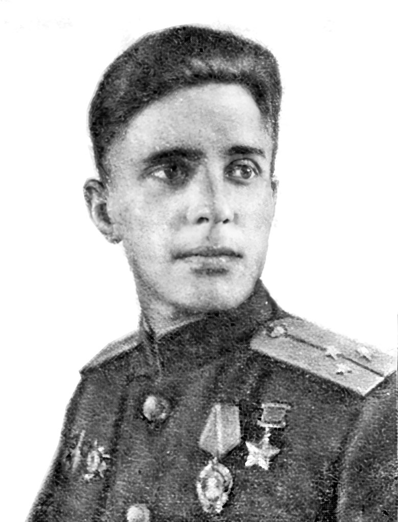 (фото: Герой Советского Союза гвардии старший лейтенант А. Р. Коняхин (снимок 1945 г.))