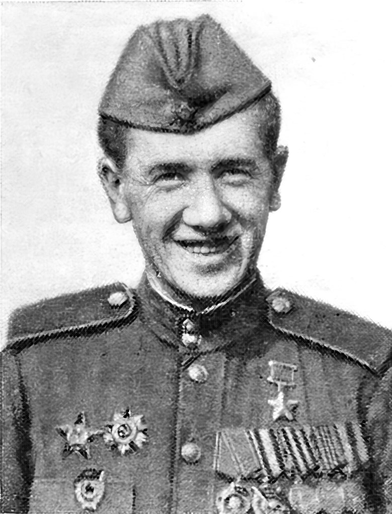 (фото: Герой Советского Союза гвардии рядовой И. П. Кармановский)