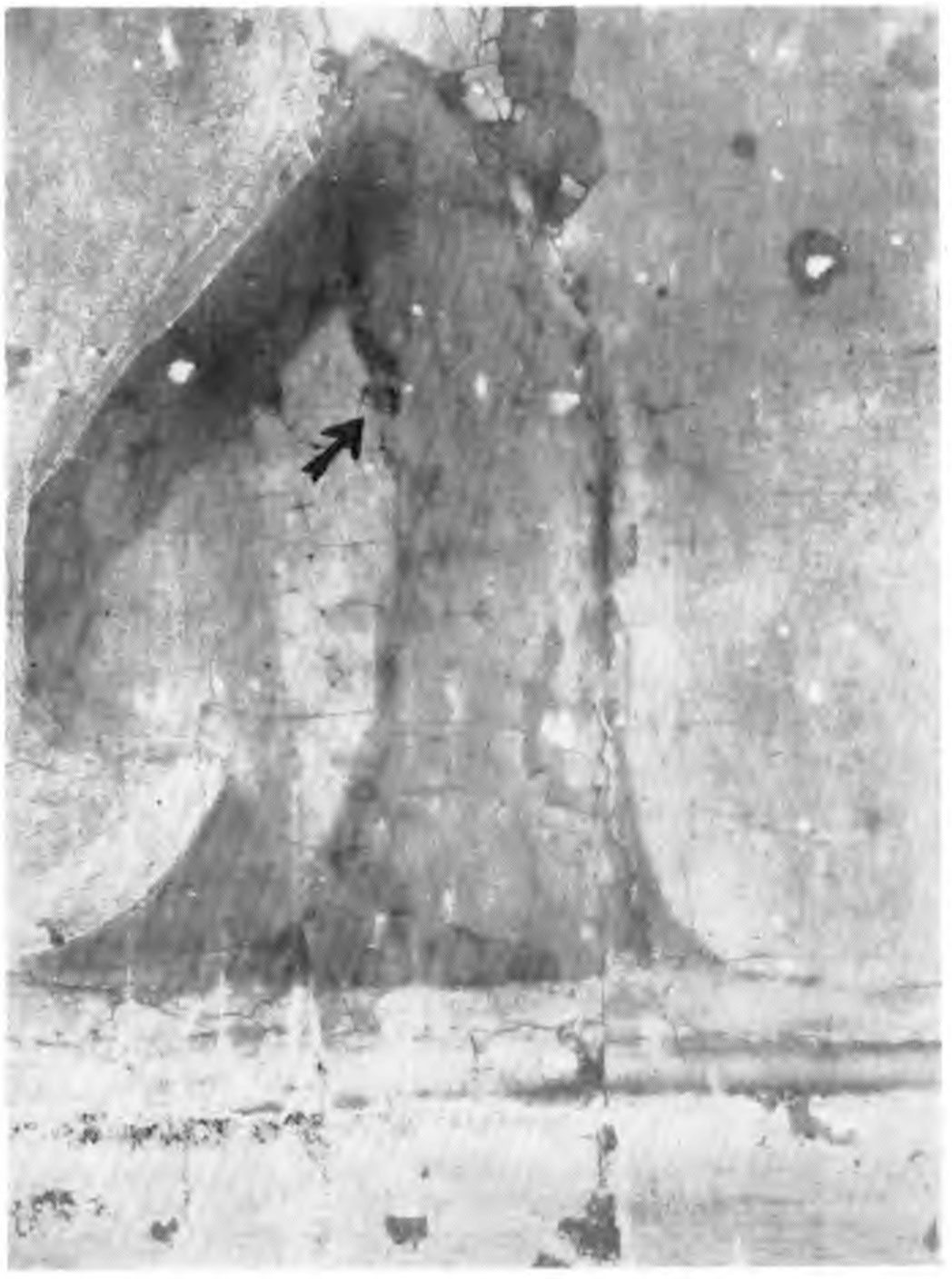 Табл. 13. Фрагмент из нижней части изображения, обычная радиограмма. Черная стрелка показывает место вскрытия на краю полотняной заплатки. Изображение уменьшено в два раза