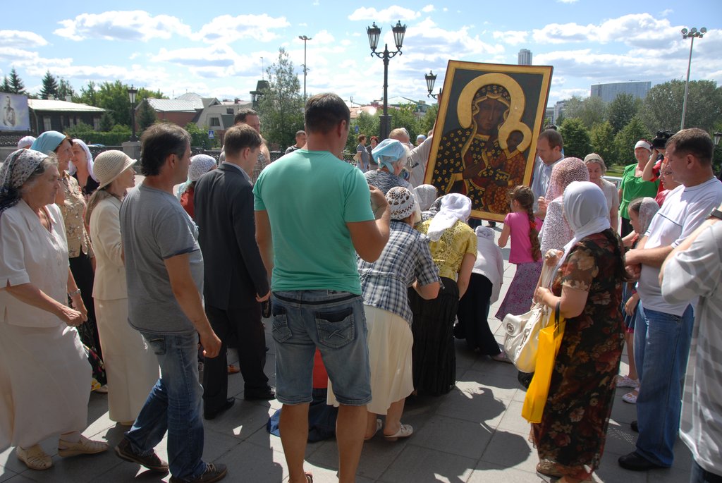 Верующие в чудотворные силы иконы начали молиться, не дожидаясь, когда святыню занесут в храм